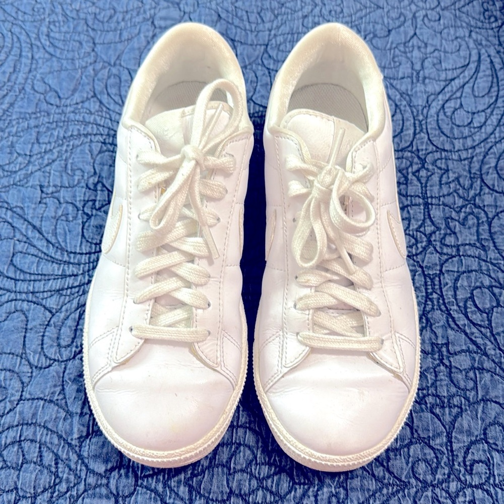 Nike 7.5 white sneakers